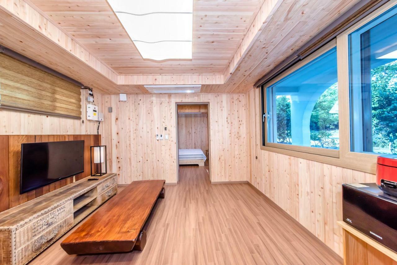 Dongbackdongsan Pension Jeju Ngoại thất bức ảnh
